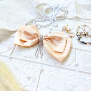 Cream 2 layer bow with hanging stone chain