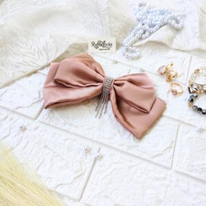 Hazelnut 2 layer bow with hanging stone chain